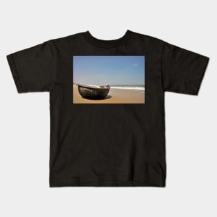 Bateau panier en bambou sur une plage du Vietnam Kids T-Shirt